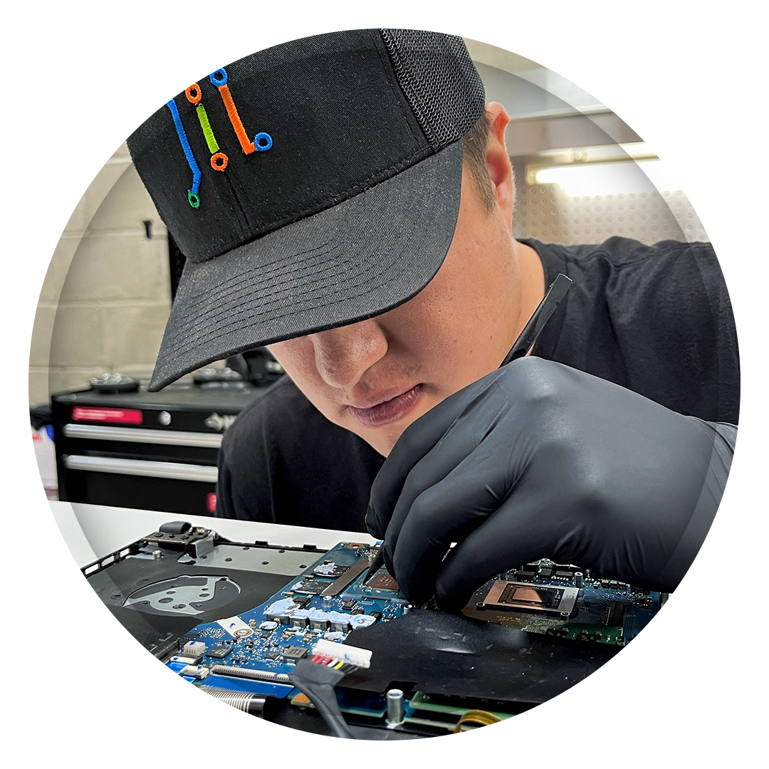 Diagnóstico Profesional: Detectamos de manera precisa problemas de software y hardware en tu equipo.