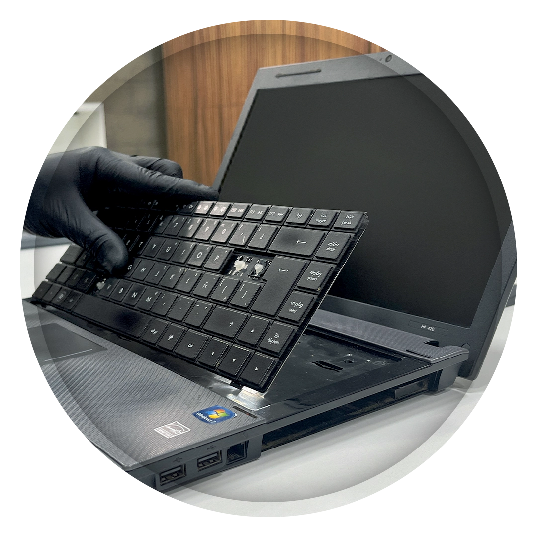 Reparación de Hardware: Solucionamos los problemas físicos que afectan directamente a los componentes de la laptop.